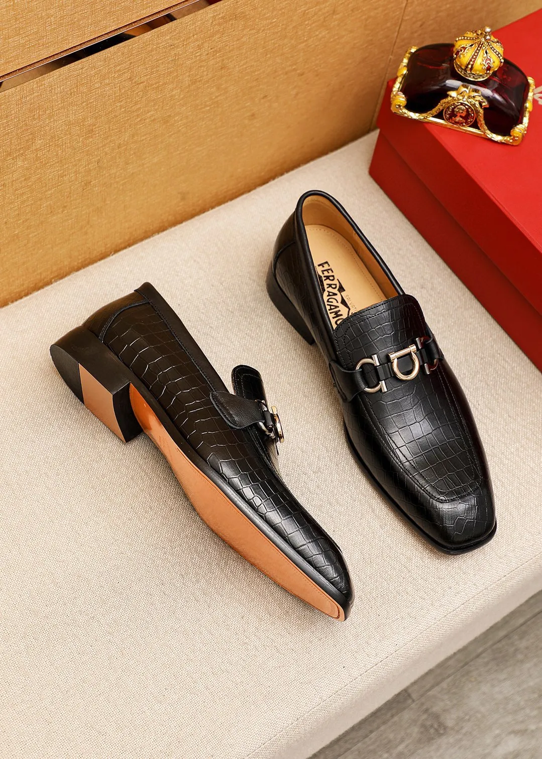 Men's shoes 💰442 💐 Product trademark: Ferragamo "Ferragamo" casual leather shoes Regular size: 38-44 (45.46🉑️customized) Product materials: Selected imported first-layer calfskin embossed upper + original hardware buckle, imported water-dyed cow leather lining. Strong three-dimensional visual effect, combined outsole Color: 1⃣️color optional